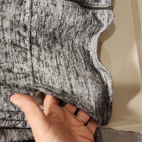 Athletica zipper hoodie with thumb holes and side pockets - Picture 5 of 8